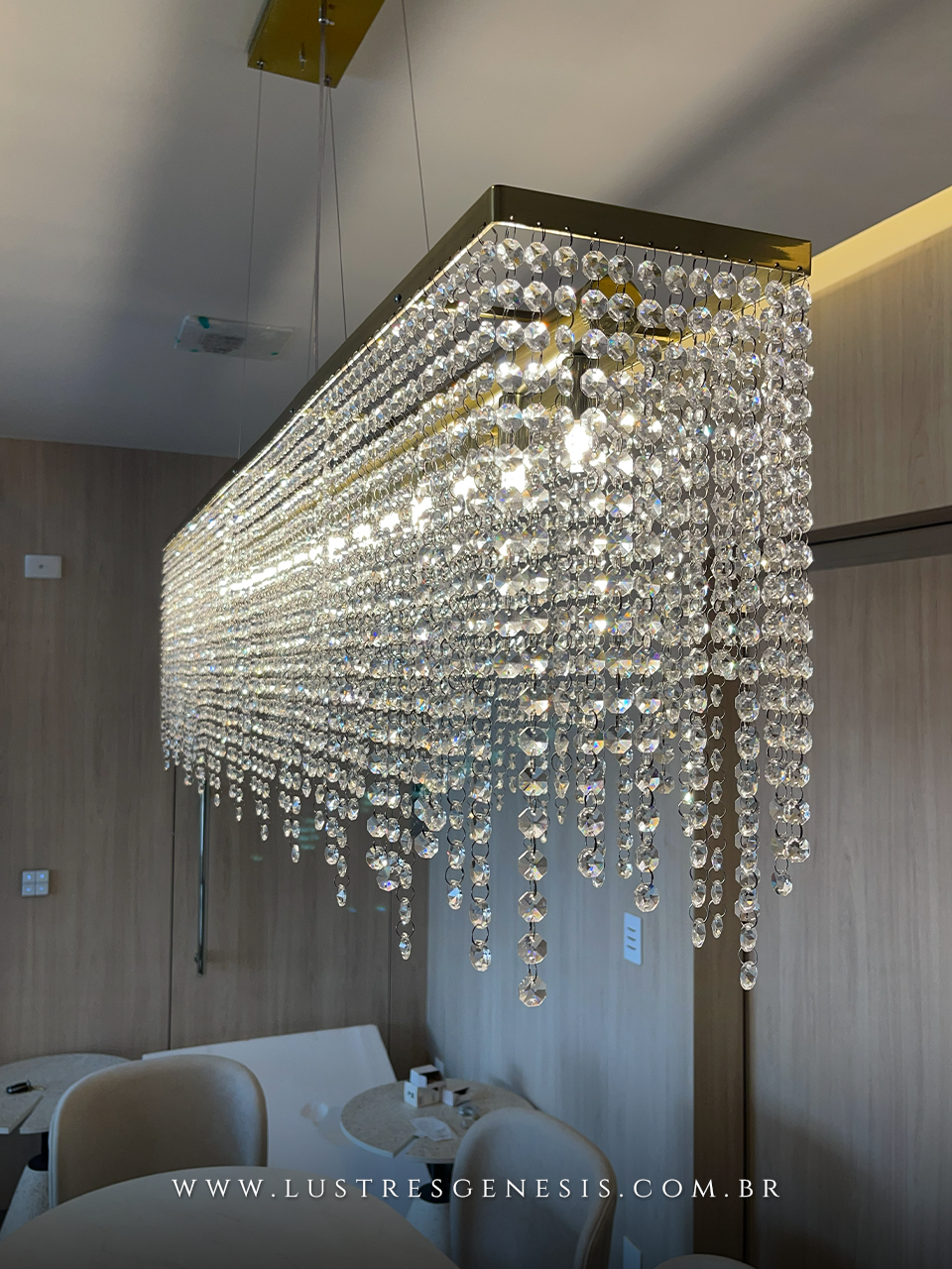 Lustre pendente retangular de cristal Fabulous em uma sala de jantar moderna. Lustres Gênesis loja online de Lustres e Iluminação Decorativa